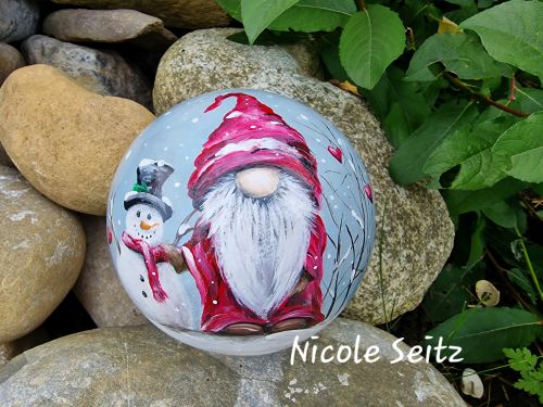 Preview: Terrakotta-Kugel * Wichtel * handbemalt * 12 cm * Schneemann Winter Schnee Herz